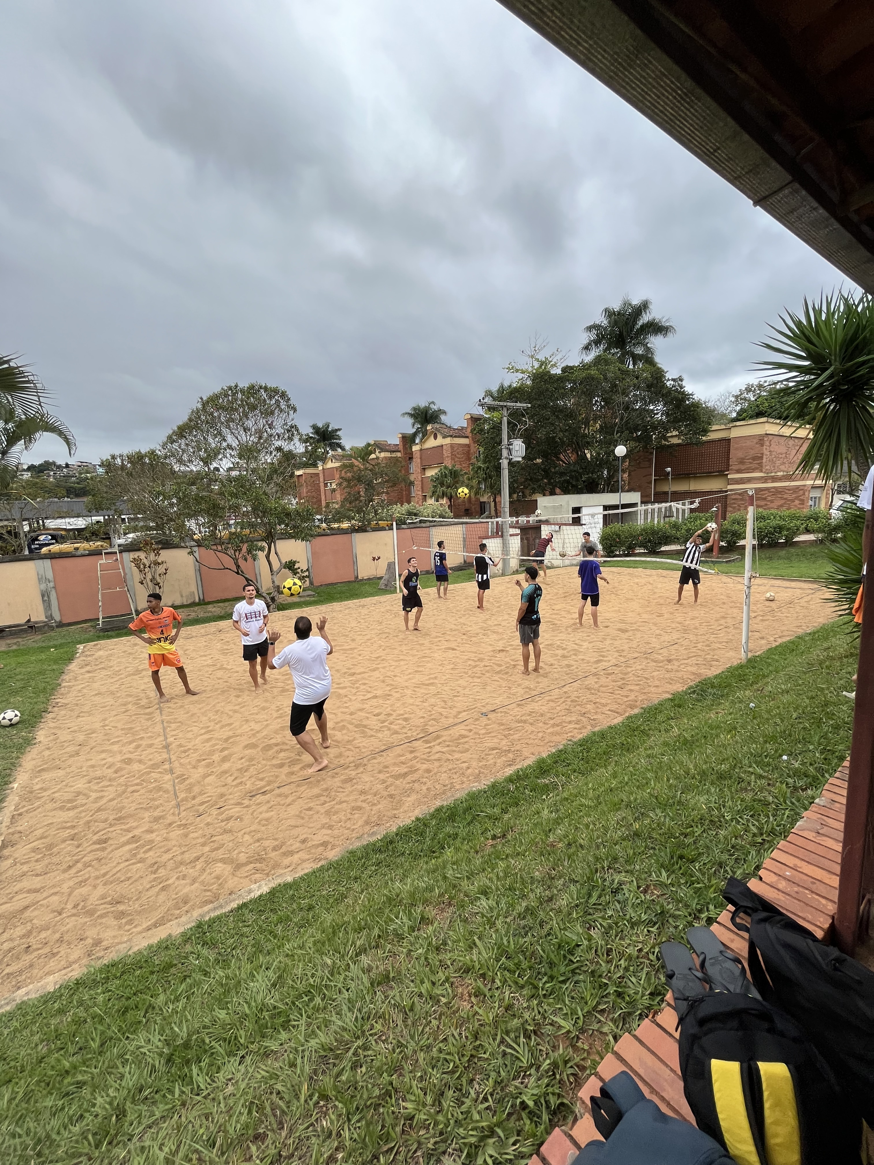 Aula de futebol no campo do CEFET